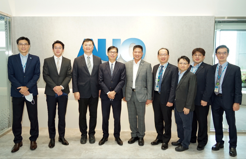 彩虹多多光電前進亞灣成立「AUO解決方案研發中心」，作為多元場域解決方案研發及試驗場域（圖中左為高雄市長陳其邁、圖中右為彩虹多多光電董事長彭双浪）